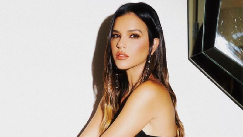 Atriz Mariana Rios aparece com vestido preto aberto e deixa seguidores apaixonados com tanta beleza - Foto: Reprodução / Instagram