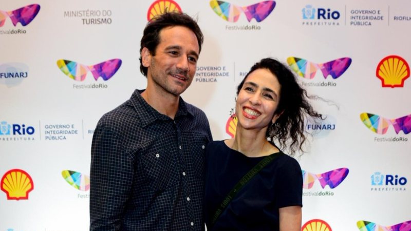 Cantora Marisa Monte surge aos beijos com Diogo Pires Gonçalves, com quem é casada desde 2008 - Foto: Webert Belicio / Agnews