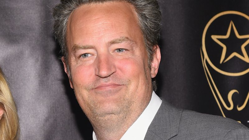 Ator Matthew Perry, de Friends, diz que se envolveu com atriz famosa que participou da série - Foto: Getty Images