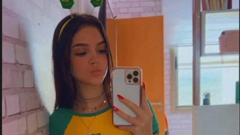 Mel Maia Arrasa Ao Usar Biquíni Cavado E Exibe Tatuagem No Quadril