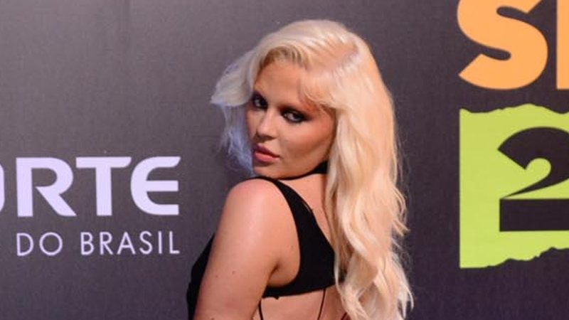 A cantora Luísa Sonza exibiu uma parte do bumbum no look inusitado da premiação - Foto: Webert Belicio/Agnews