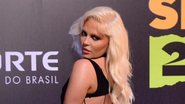 A cantora Luísa Sonza exibiu uma parte do bumbum no look inusitado da premiação - Foto: Webert Belicio/Agnews