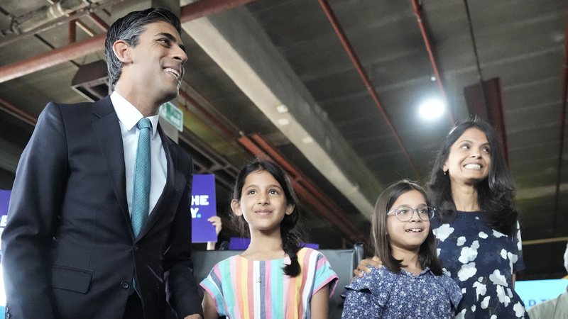 Rishi Sunak com as filhas e a esposa, Akshata Murthy - Foto: Getty Images