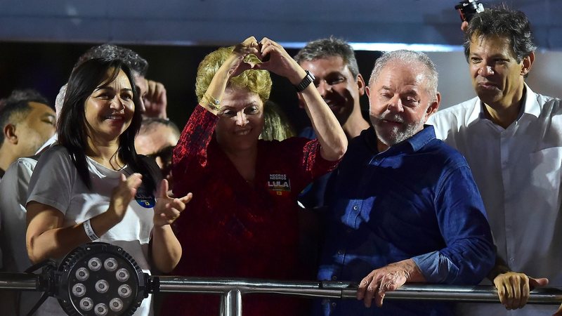 Dilma Rousseff usou vestido simbólico na comemoração da vitória de Lula - Foto: Getty Images