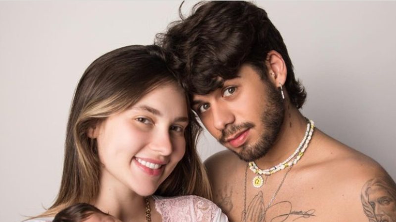 Virginia e Zé Felipe mostram foto de ensaio onde Maria Flor, segunda filha do casal, dorme no colo da mãe - Foto: Reprodução / Instagram