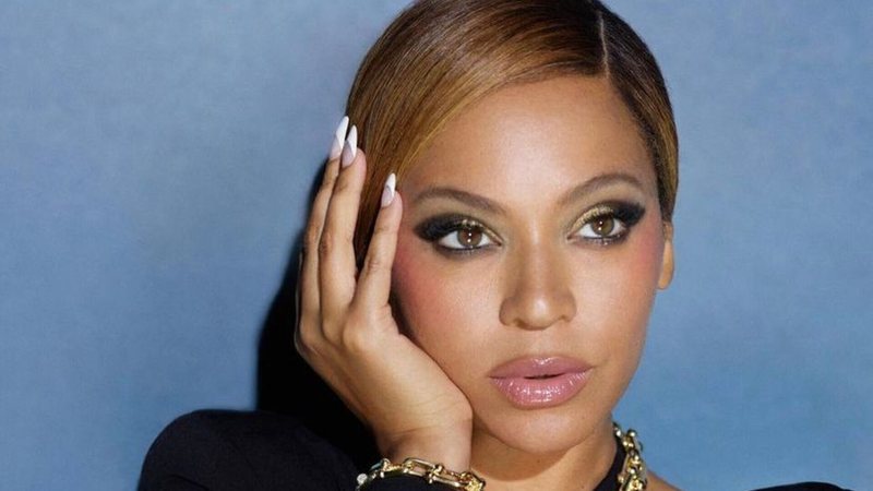 Beyoncé exibiu a boa forma ao surgir com vestido preto - Reprodução: Instagram