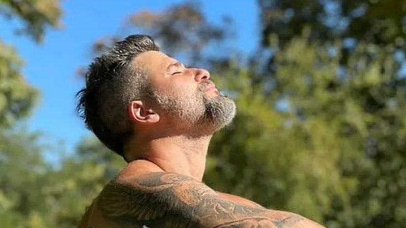 Bruno Gagliasso exibe corpão ao surgir sem camisa durante banho de sol - Reprodução/Instagram