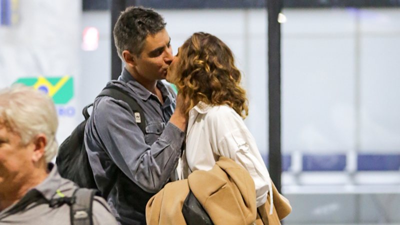 Camila Pitanga e Patrick Pessoa trocaram beijos em aeroporto do Rio de Janeiro - Foto: Victor Chapetta/Agnews