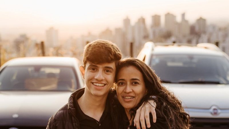 Lucas Barbosa, fenômeno no TikTok, celebra realização de sonho com a mãe na Europa - Reprodução/Instagram