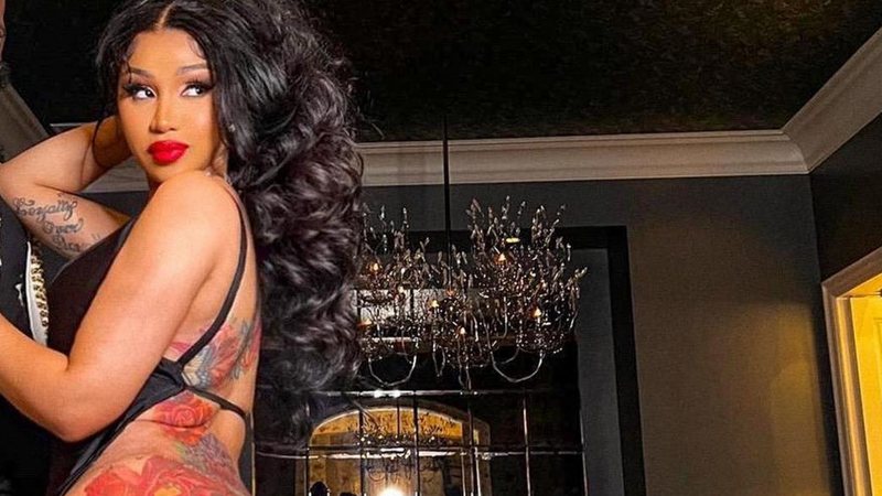 Cardi B posa de costas e provcoa ao mostrar bumbum GG ao baixar vestidinho preto de cetim - Foto/Instagram