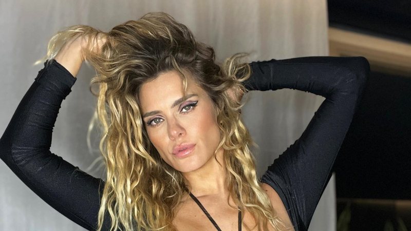 Carolina Dieckmann choca com beleza fora do comum em ensaio com vestido coladíssimo - Foto/Instagram