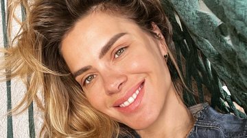 Carolina Dieckmann choca ao mostrar beleza natural em sequência de cliques deitada em rede de balanço - Foto/Instagram