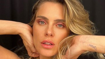 Com blusa sem alça, Carolina Dieckmann dá show de beleza e para tudo - Reprodução/Instagram