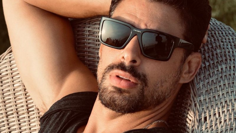 Cauã Reymond mostra braços musculosos e corpo sarado em clique com visual novo - Foto/Instagram