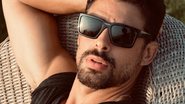 Cauã Reymond mostra braços musculosos e corpo sarado em clique com visual novo - Foto/Instagram