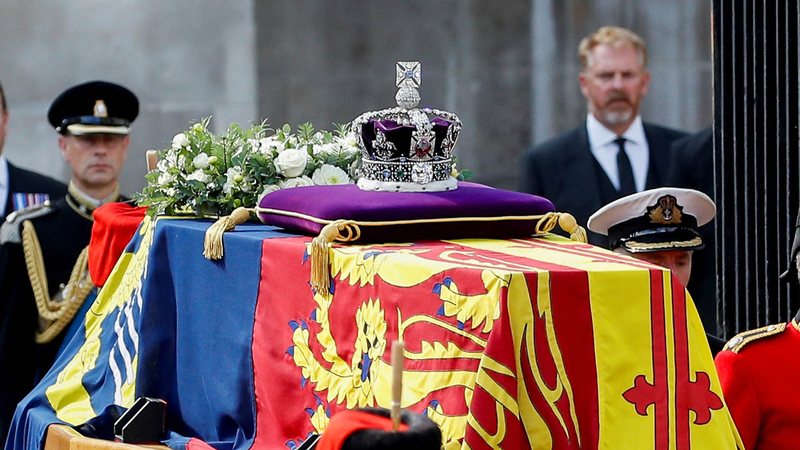 Coroa Imperial do Estado no caixão da Rainha Elizabeth II - Foto: Getty Images