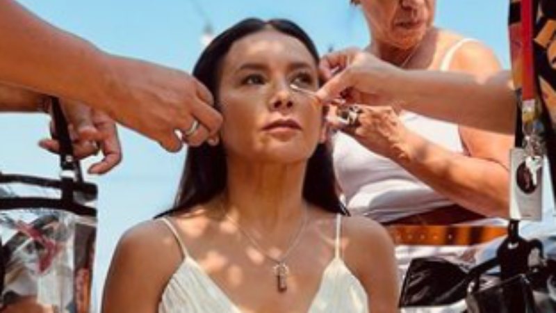 Atriz Dira Paes aparece se preparando para cena de casamento em novela das nove - Foto: Reprodução / Instagram