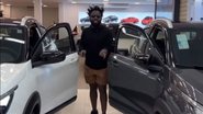 Douglas Silva buscou dois carros que ganhou no reality - Reprodução: Instagram