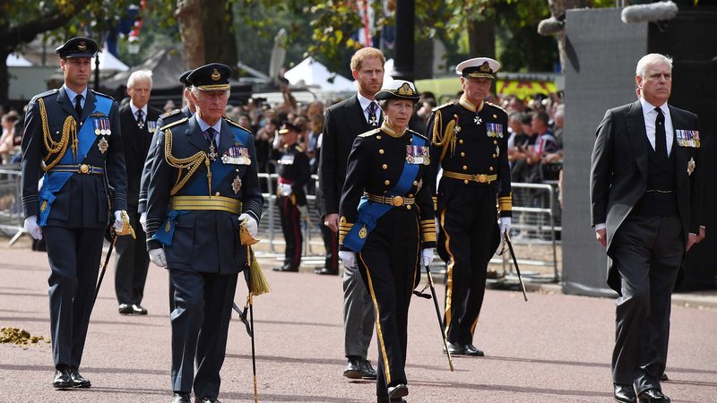 Rei Charles III acompanha o cortejo fúnebre com seus irmãos e filhos - Fotos: Getty Images