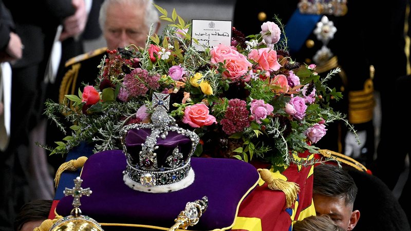 Rei Charles III escreve bilhete para ser colocado no caixão da mãe, a Rainha Elizabeth II - Foto: Getty Images