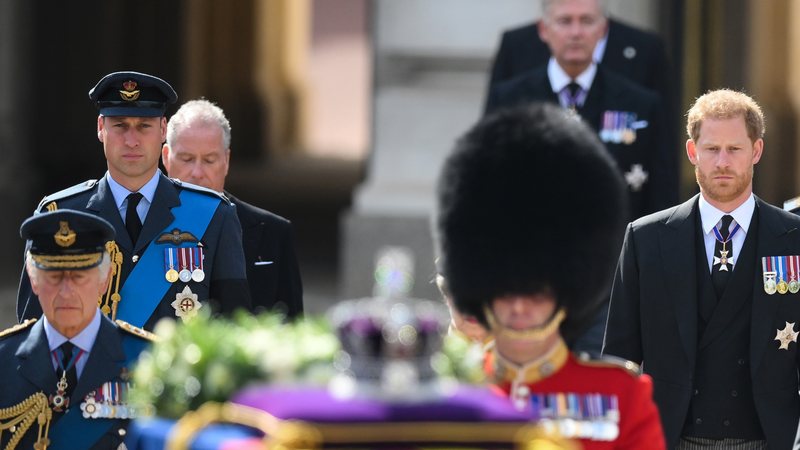 Príncipes William e Harry mantiveram tradição respeitosa no funeral da Rainha Elizabeth II, assim como no da Princesa Diana, há 25 anos - Foto/Getty Images