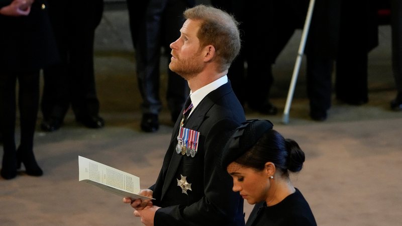 Príncipe Harry cai no choro durante oração no velório da avó, a Rainha Elizabeth II, em Londres - Foto/Getty Images