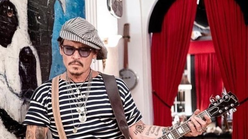 O ator Johnny Depp está saindo com uma das advogadas que o defendeu no caso contra imprensa britânica - Foto: Reprodução / Instagram