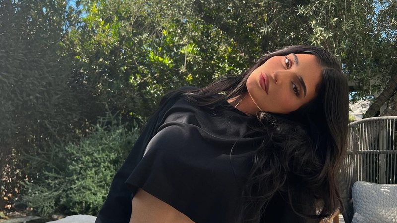 Kylie Jenner choca ao mostrar cinturinha fina em sequência quente na beira da piscina - Foto/Instagram