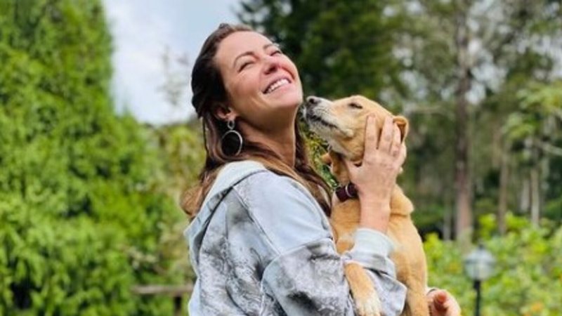 Paolla Oliveira apareceu sorridente com seu pet - Reprodução: Instagram