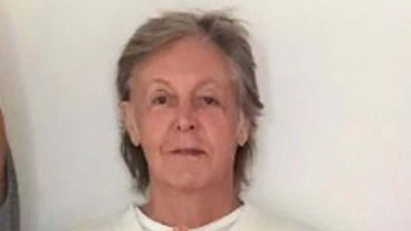 Cantor Paul McCartney faz pose complicada do ioga e surpreende fãs por estar de cabeça para baixo aos 80 anos - Foto: Reprodução / Instagram