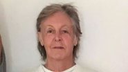 Cantor Paul McCartney faz pose complicada do ioga e surpreende fãs por estar de cabeça para baixo aos 80 anos - Foto: Reprodução / Instagram