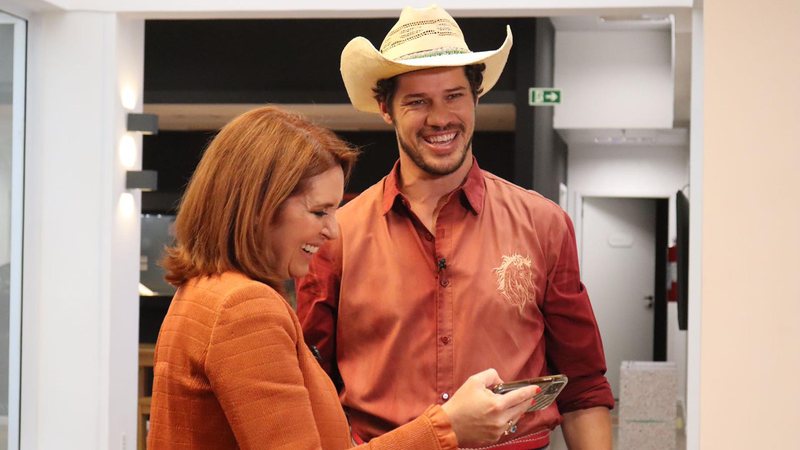 Renata Capucci conversa com José Loreto nos bastidores de 'Pantanal' - Fotos: Globo / Divulgação