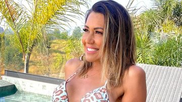 Solange Frazão exibe corpaço sarado ao posar de biquíni na piscina - Reprodução/Instagram