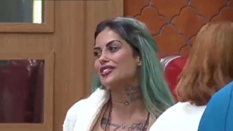 Cantora Tati Zaqui impressionou os internautas ao surgir de biquíni no quarto de A Fazenda 14 - Foto: Reprodução / Twitter