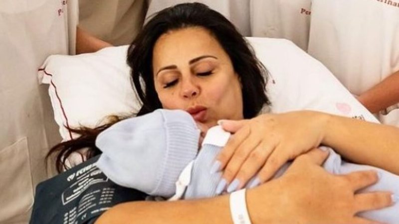 Viviane Araújo apareceu em suas redes sociais com seu filho Joaquim no colo - Reprodução: Instagram