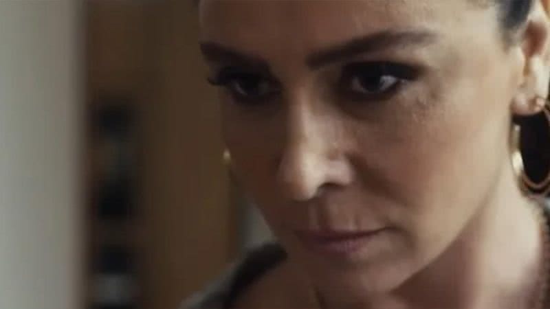 Helô (Giovanna Antonelli) em Travessia - Foto: Reprodução / Globo