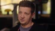 Jeremy Renner se emocionou ao lembrar de acidente que sofreu em janeiro - Reprodução: Twitter/Good Morning America