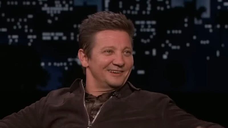 Jeremy Renner esbanjou simpatia em sua primeira participação em talk-show após acidente - Reprodução: YouTube/JimmyKimmelLive