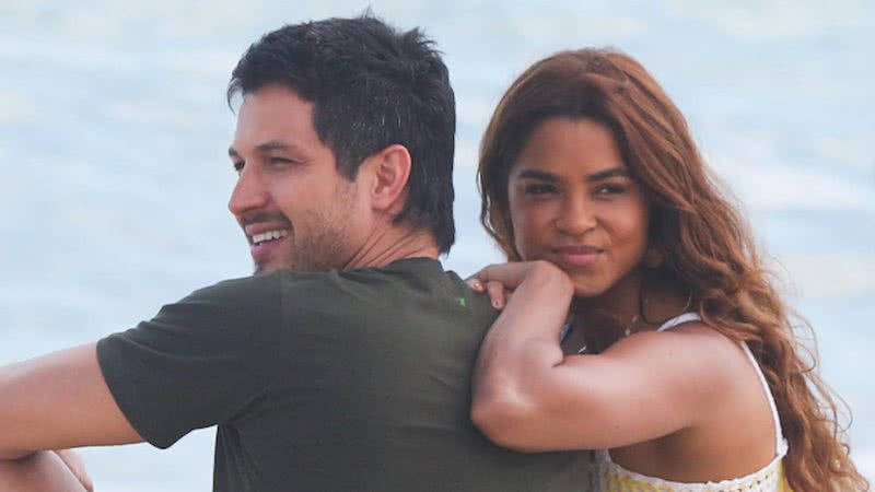 Romulo Estrela e Lucy Alves em gravação na praia - Foto: Dilson Silva / AgNews