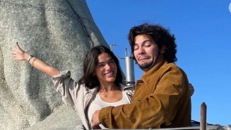 Bruna Marquezine e Xolo Maridueña vivem um casal em Besouro Azul - Reprodução/Instagram