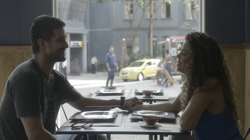 Oto (Romulo Estrela) e Bia (Clara Buarque) na novela Travessia - Foto: Reprodução / Globo