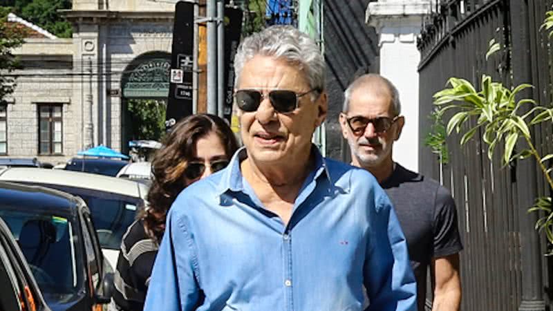 Chico Buarque vai ao velório de Aderbal Freire-Filho, que era o atual marido da atriz Marieta Severo - Fotos: Victor Chapetta -  Agnews