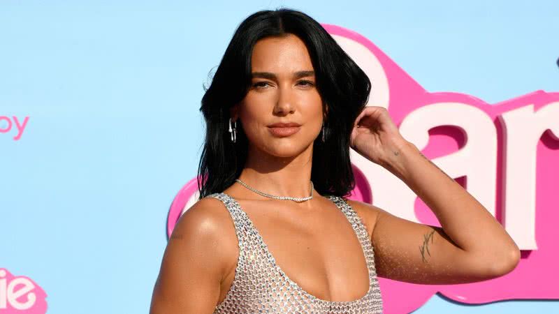 A cantora Dua Lipa posando para foto durante a première do filme Barbie - Foto: Getty Images