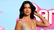 A cantora Dua Lipa posando para foto durante a première do filme Barbie - Foto: Getty Images