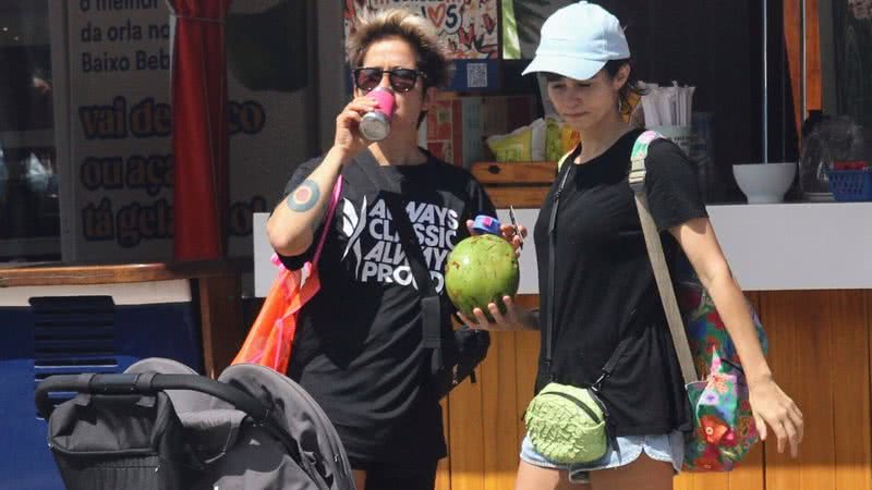 Filhas de Nanda Costa e Lan Lahn passeiam em praia do Rio de Janeiro - Fotos: Dan Delmiro/ Agnews