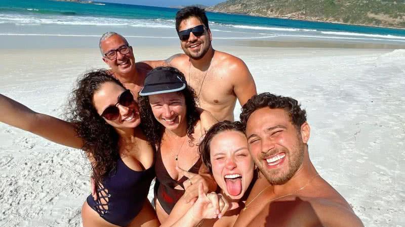 Larissa Manoela e a família de seu noivo, André Luiz Frambach - Foto: Reprodução / Instagram