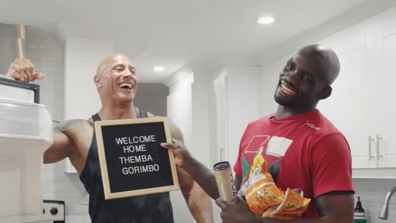 Ator Dwayne The Rock Johnson ajuda lutador do Zimbábue que dormia em sofá de academia após ficar comovido com história - Foto: Reprodução / YouTube