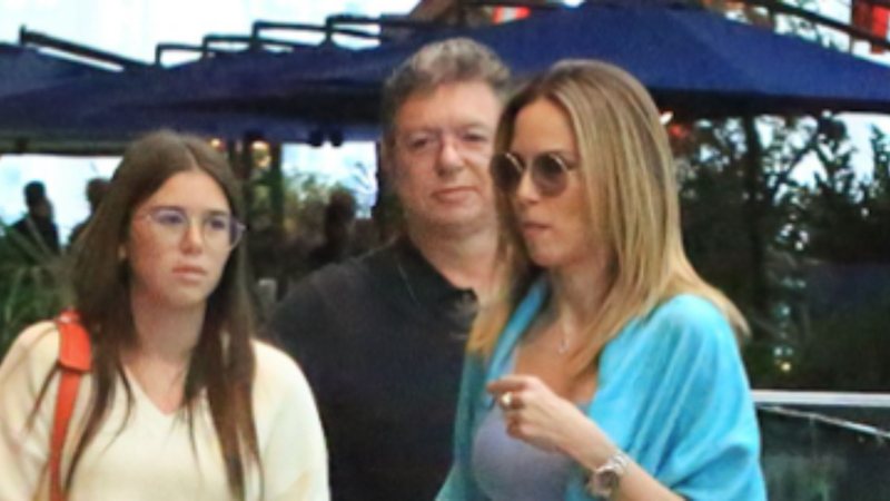 Imagem Só grifes! Ana Furtado e Boninho deixam shopping carregados de sacolas