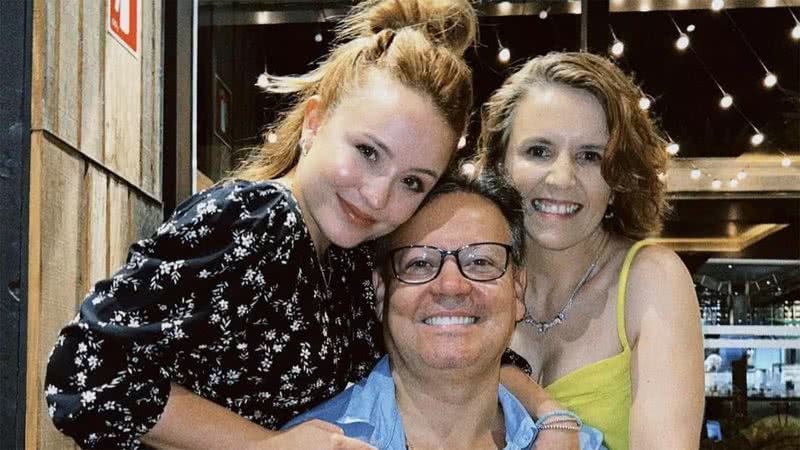 Larissa Manoela com os pais, Gilberto e Silvana - Foto: Reprodução / Instagram