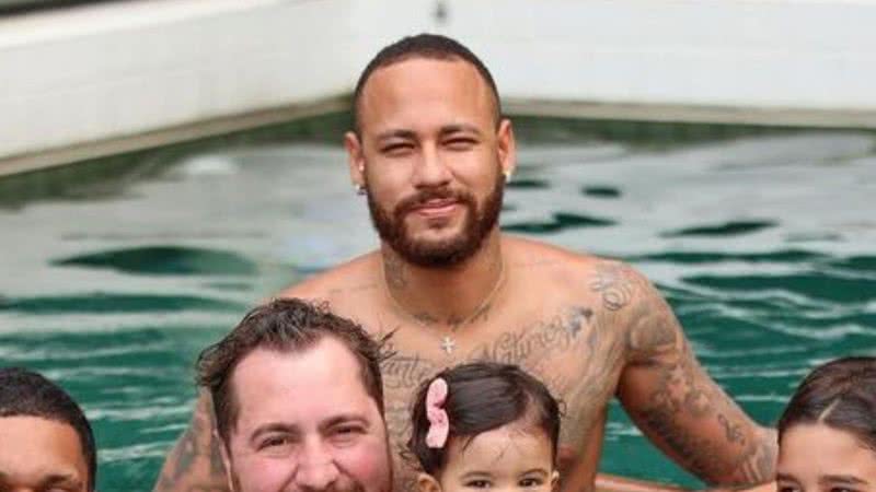 Neymar Jr curte piscina com a família - Foto: Reprodução / Instagram